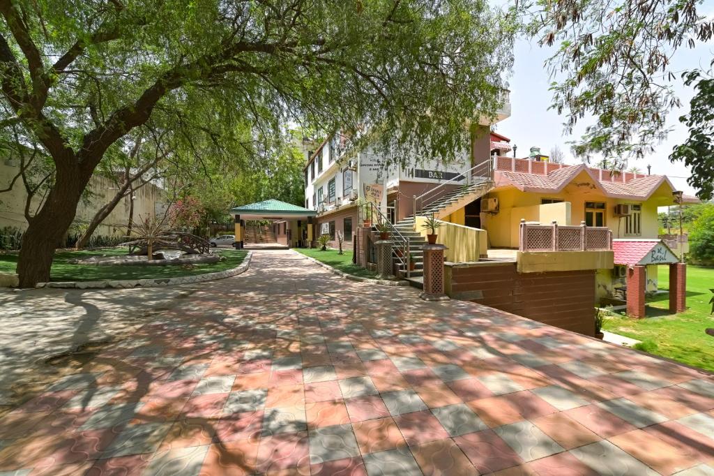 een straat voor een huis bij The Byke Grassfield Resort with Outdoor Pool, Shyam Nagar, Jaipur in Jaipur