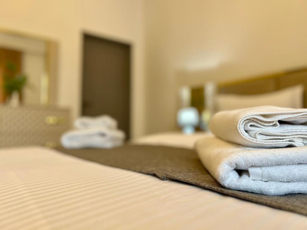 Postel nebo postele na pokoji v ubytování MANSION HOTEL YEREVAN