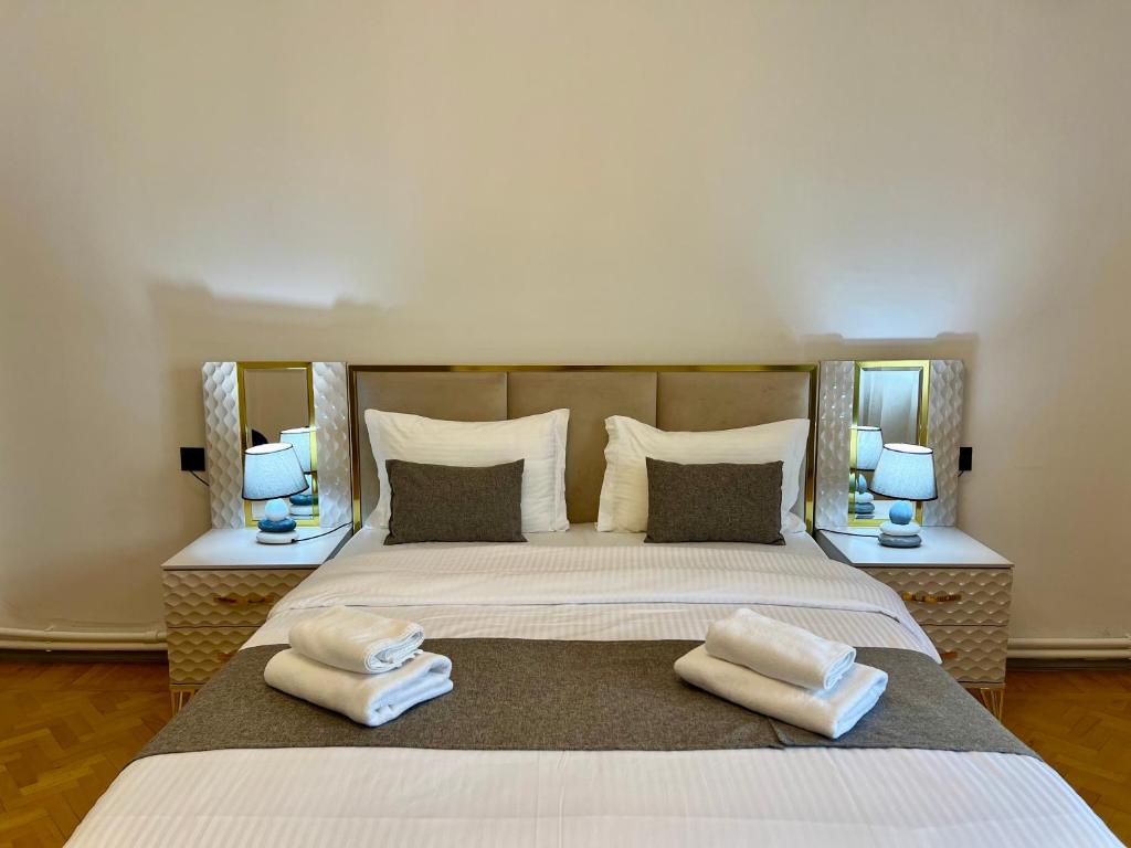 Postel nebo postele na pokoji v ubytování MANSION HOTEL YEREVAN