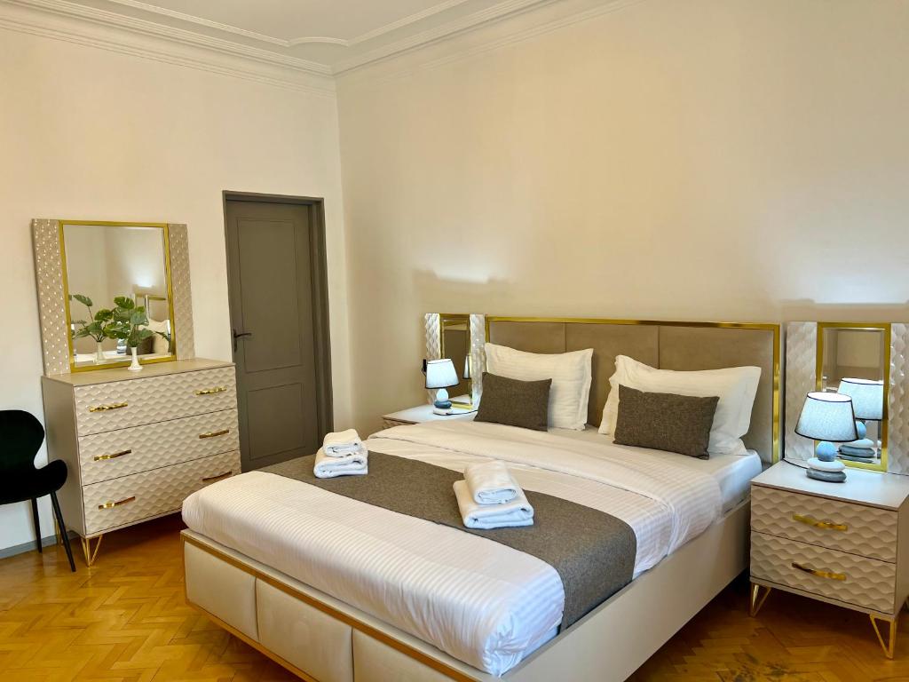 Кровать или кровати в номере MANSION HOTEL YEREVAN