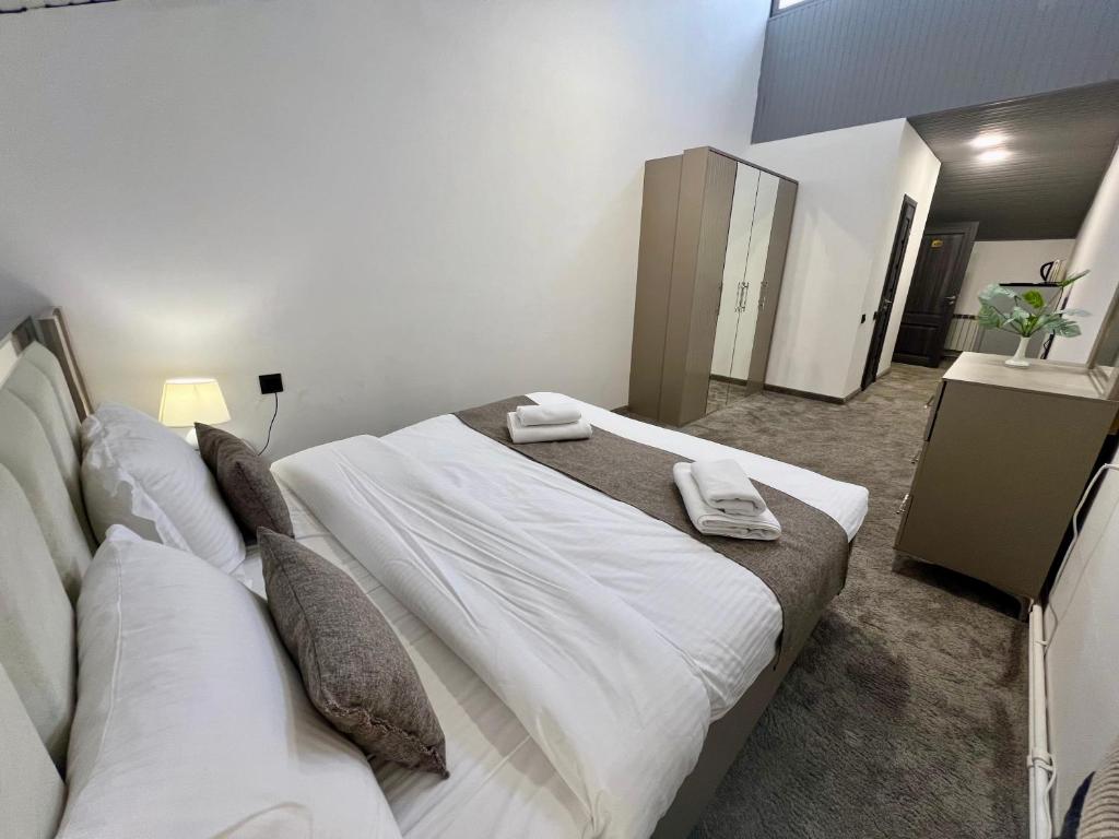 Postel nebo postele na pokoji v ubytování MANSION HOTEL YEREVAN