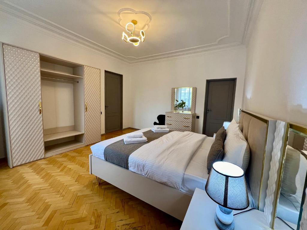 Postel nebo postele na pokoji v ubytování MANSION HOTEL YEREVAN