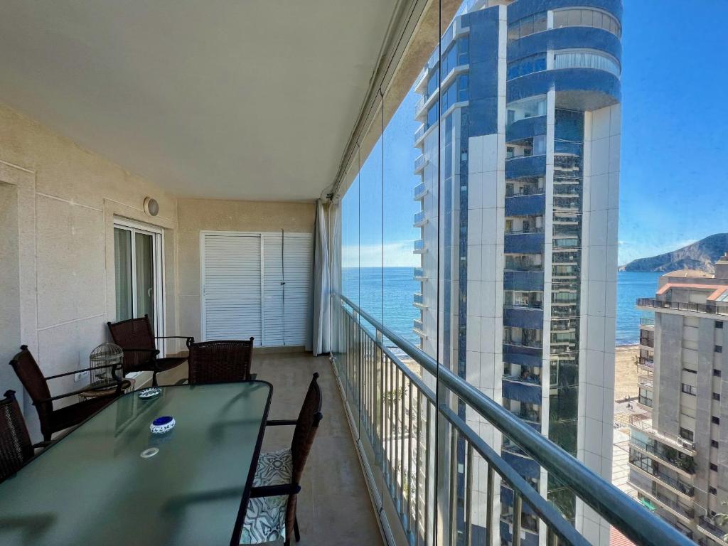 a balcony with a table and chairs and a view of the ocean at Apartamento en Porto Azul 12 in Calpe