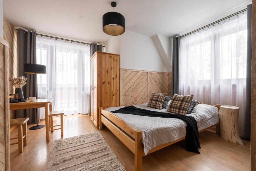 考斯赛力克Willa Pod Smrekami的带床、书桌和窗户的卧室