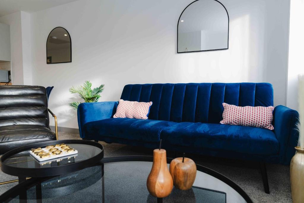 a living room with a blue couch and a table at Stunning Luxury Stay by VICHY in Hull