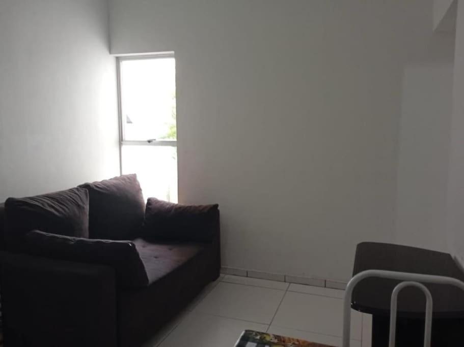 - un salon avec un canapé et une fenêtre dans l'établissement Refúgio Termal: Seu Paraíso em Caldas novas, à Caldas Novas