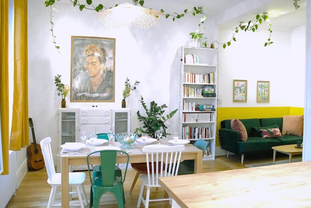 a living room with a table and a green couch at Chez Frida - Sublime appartement - Centre Voiron in Voiron