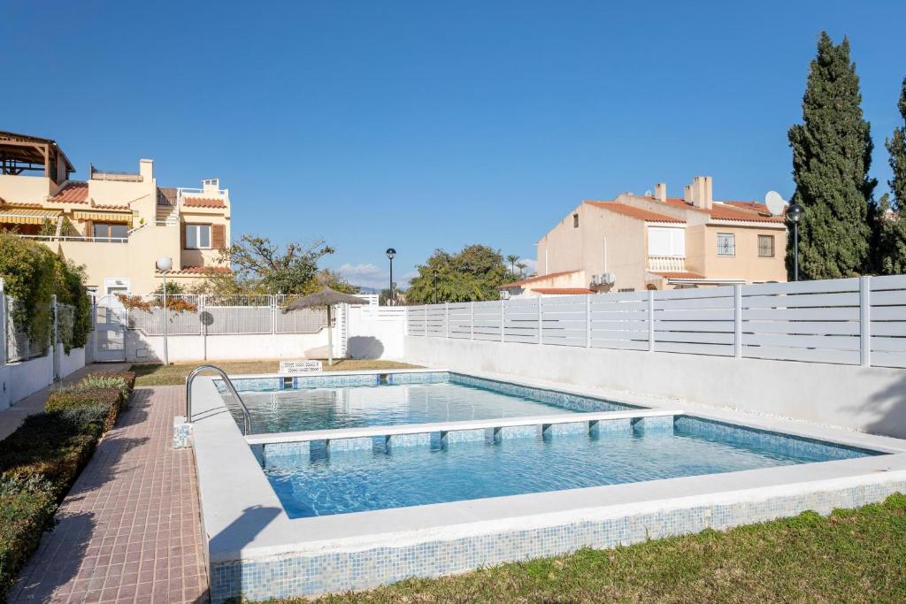 - une piscine dans l'arrière-cour d'une maison dans l'établissement Bahamas III -Sant Joan-, à San Juan de Alicante