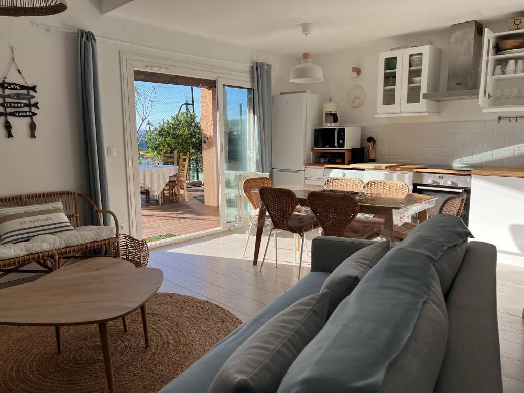 una sala de estar con un sofá y una mesa en Le Mazet au Lavandou, en Le Lavandou