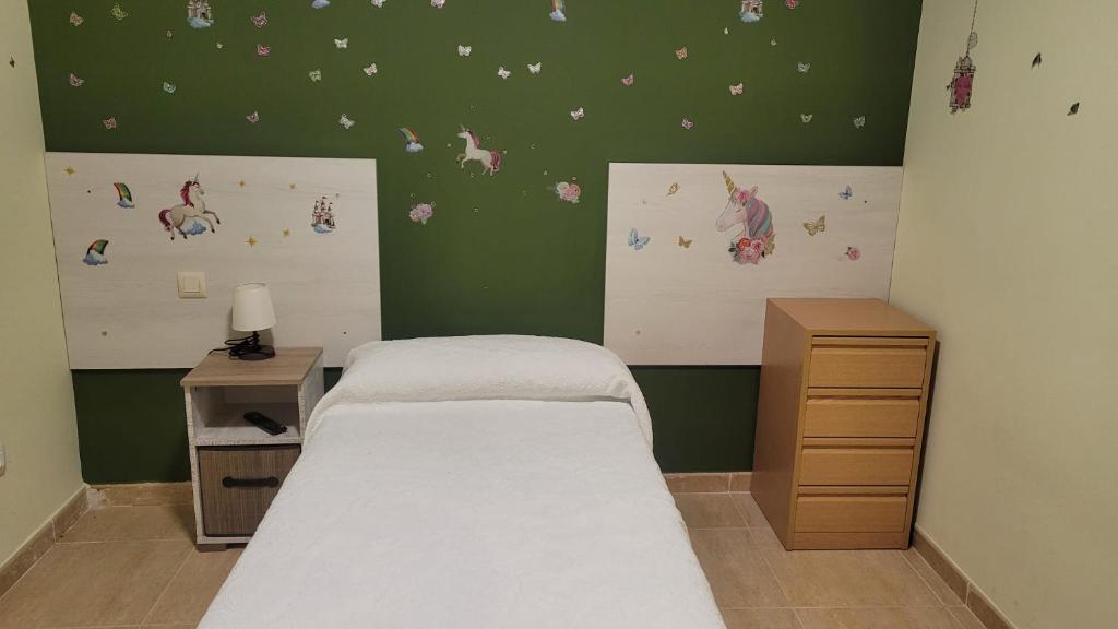 アビラにあるAlma de Gredosの緑の壁、ベッド付きのベッドルーム1室