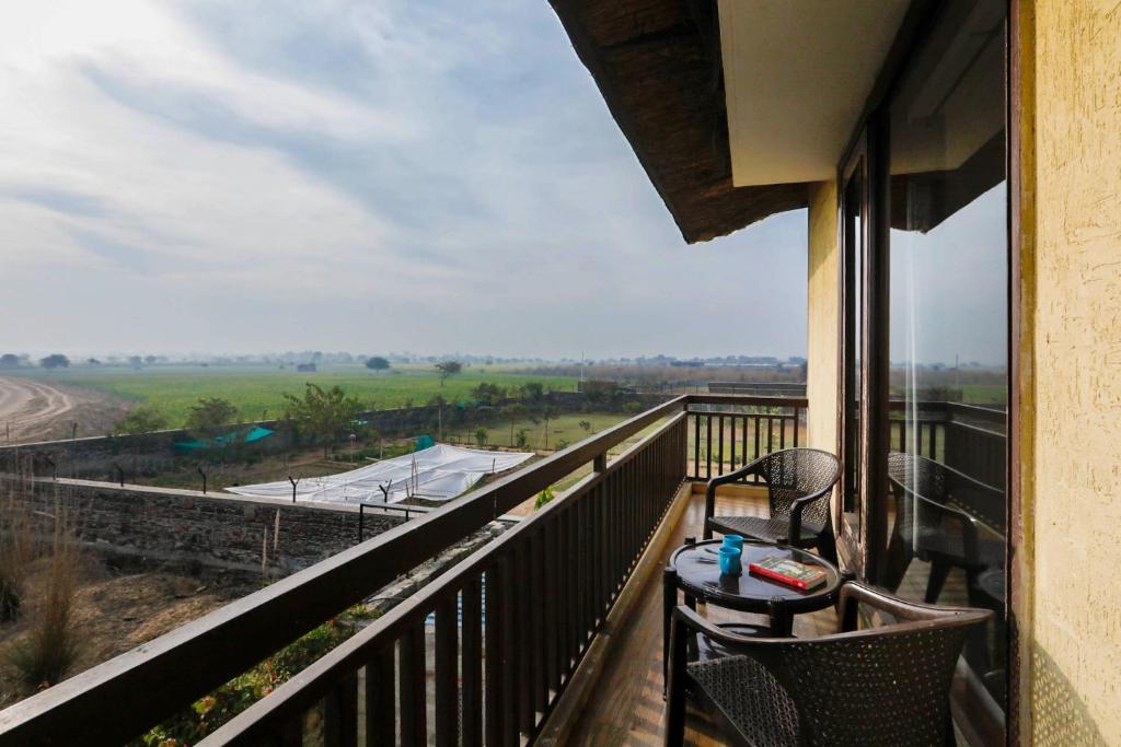 Balkón nebo terasa v ubytování Alaya Stays 3 BHK Farmhouse wit Pvt Pool & Garden - Anantara