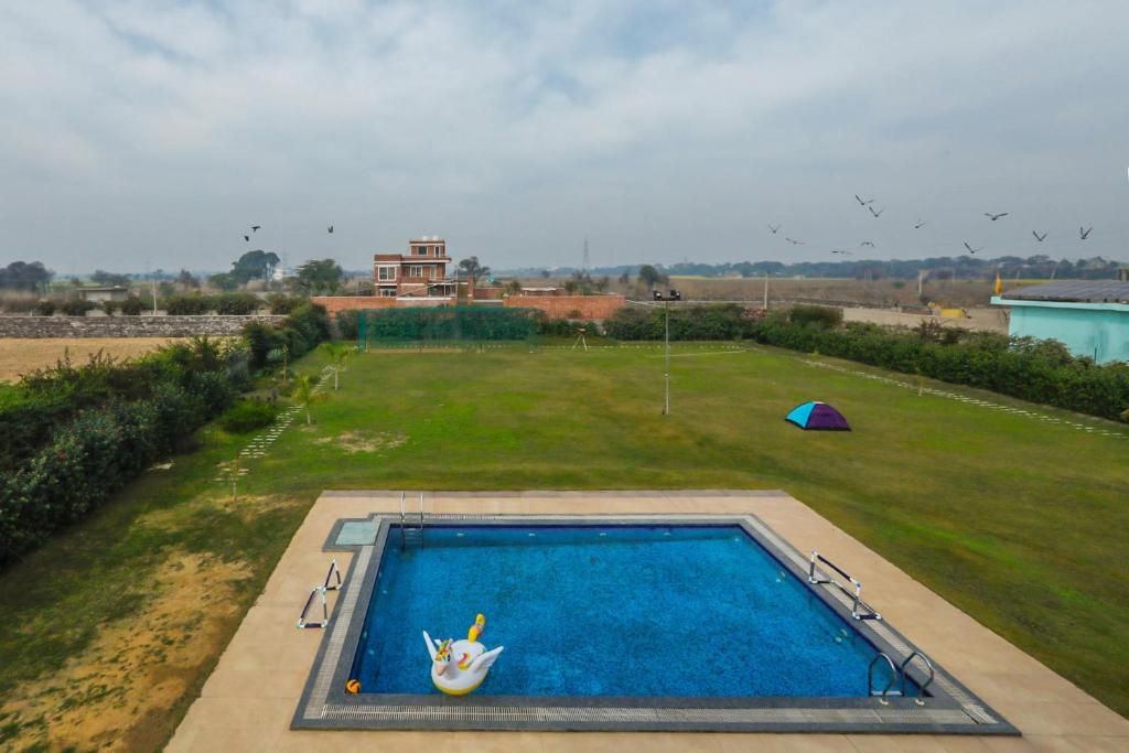 Bazén v ubytování Alaya Stays 3 BHK Farmhouse wit Pvt Pool & Garden - Anantara nebo v jeho okolí