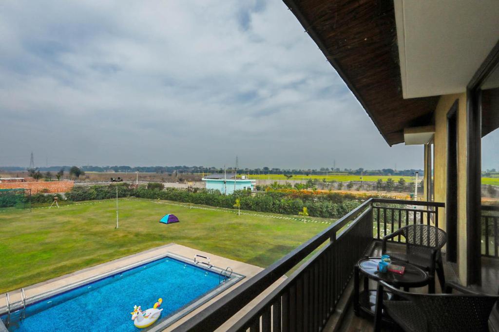 Bazén v ubytování Alaya Stays 3 BHK Farmhouse wit Pvt Pool & Garden - Anantara nebo v jeho okolí