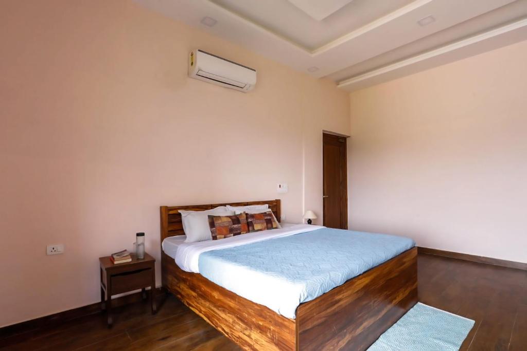 Postel nebo postele na pokoji v ubytování Alaya Stays 3 BHK Farmhouse wit Pvt Pool & Garden - Anantara