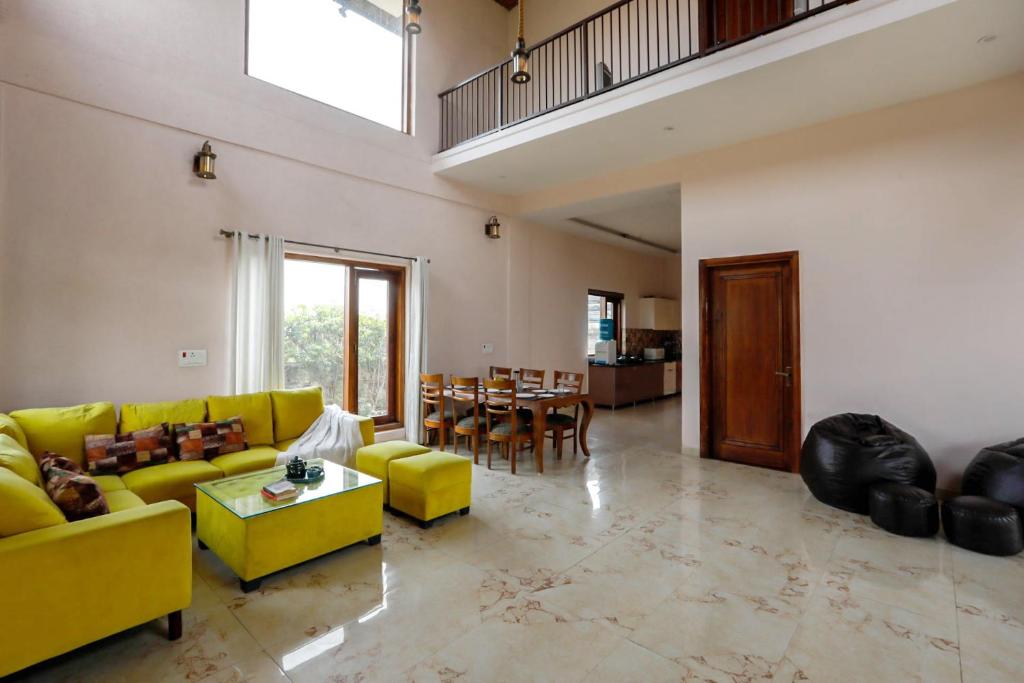 Posezení v ubytování Alaya Stays 3 BHK Farmhouse wit Pvt Pool & Garden - Anantara