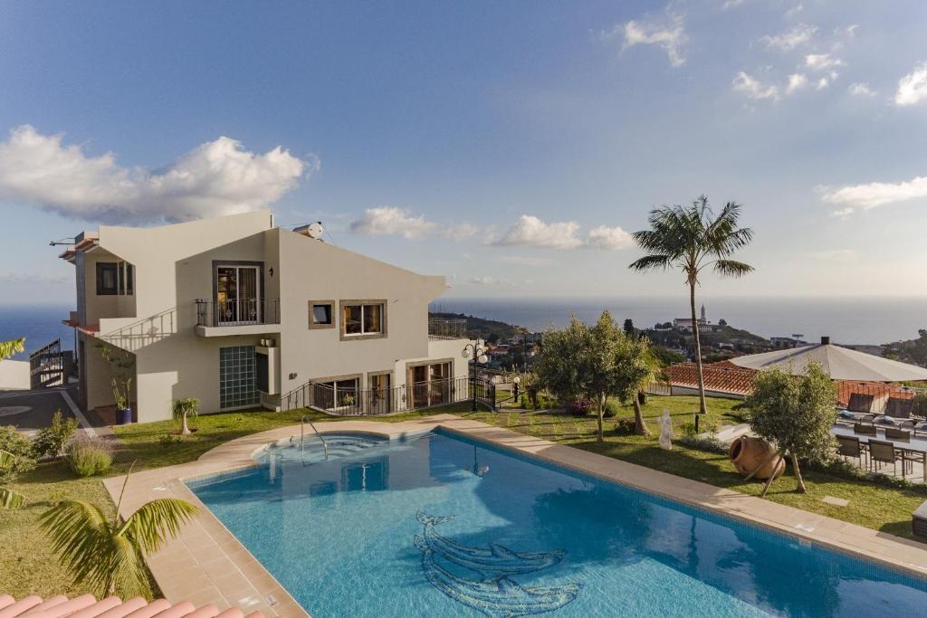 een villa met een zwembad voor een huis bij Exquisite Madeira Villa Villa Funchal Belair 4 Bedroom Panoramic Sea View Heated Pool Hot in Funchal