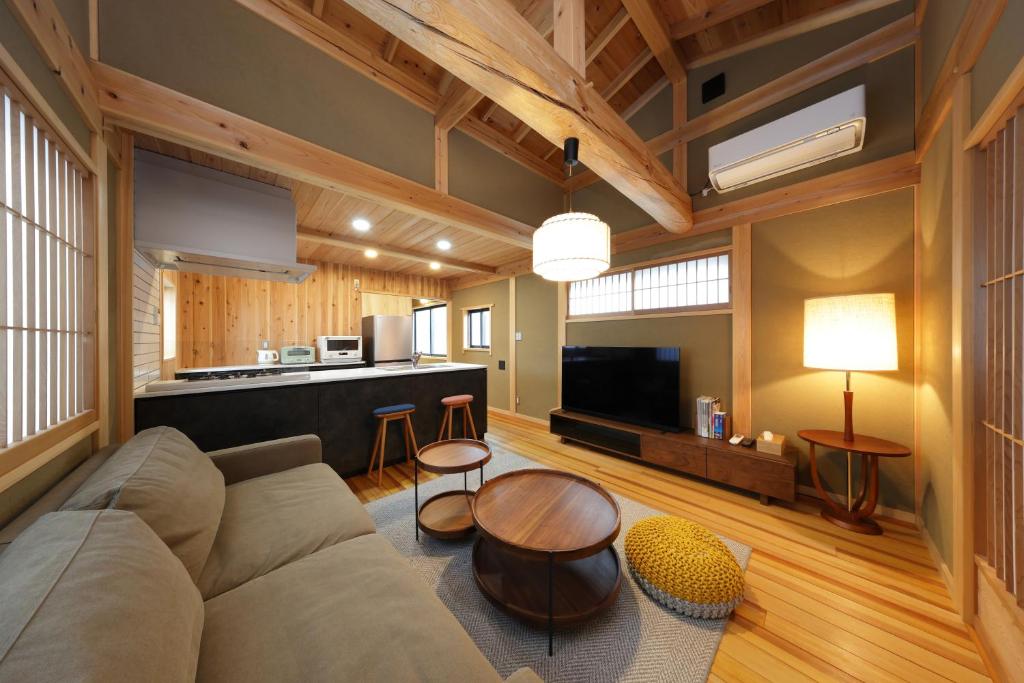 a living room with a couch and a table at 一棟貸しの宿 寂香庵 in Kamakura