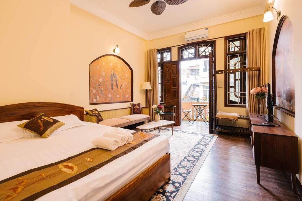 Postel nebo postele na pokoji v ubytování Duplex sky Garden & couple Hottub by SSens Homes