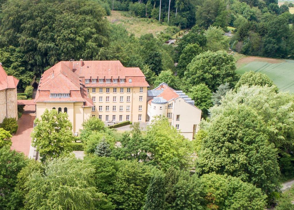 una vista aérea de un edificio con árboles en Haus Ohrbeck, en Georgsmarienhütte