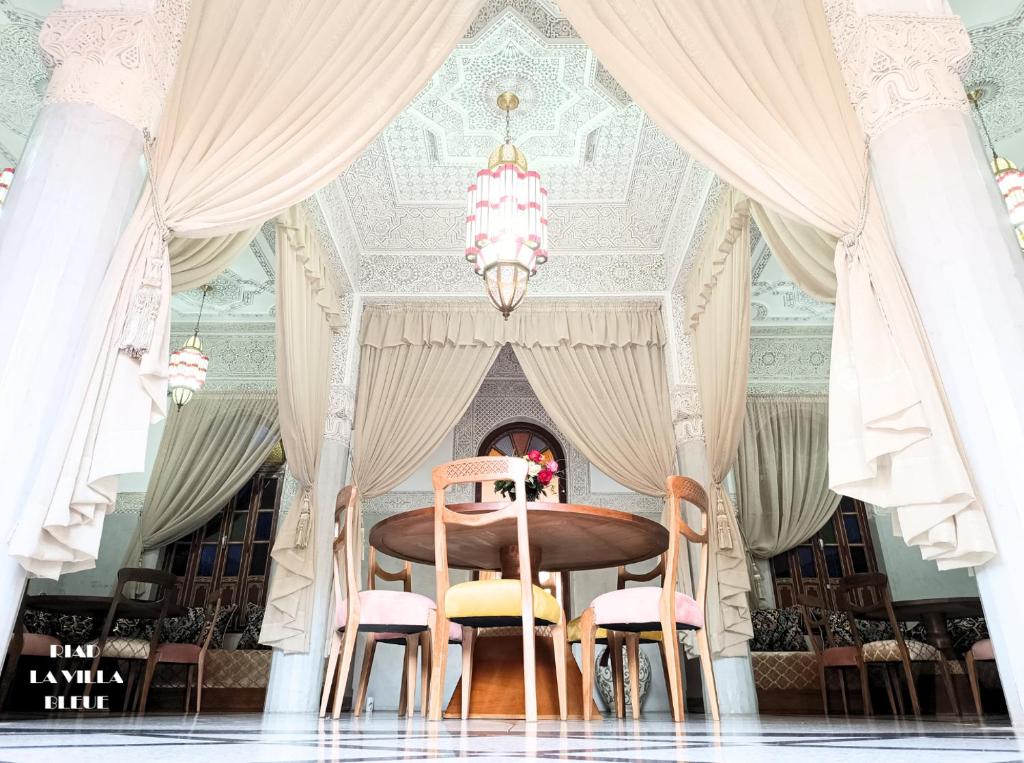 Posezení v ubytování Riad la villa bleue & SPA