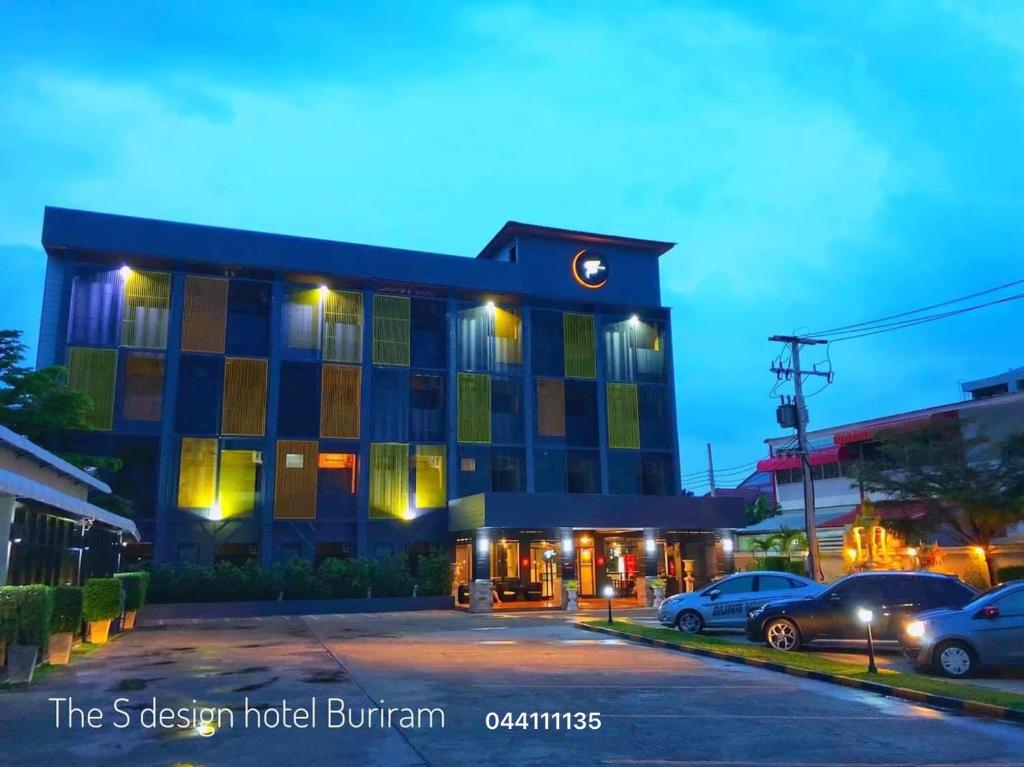 un edificio con coches estacionados en un estacionamiento en The S Design Hotel, en Buriram