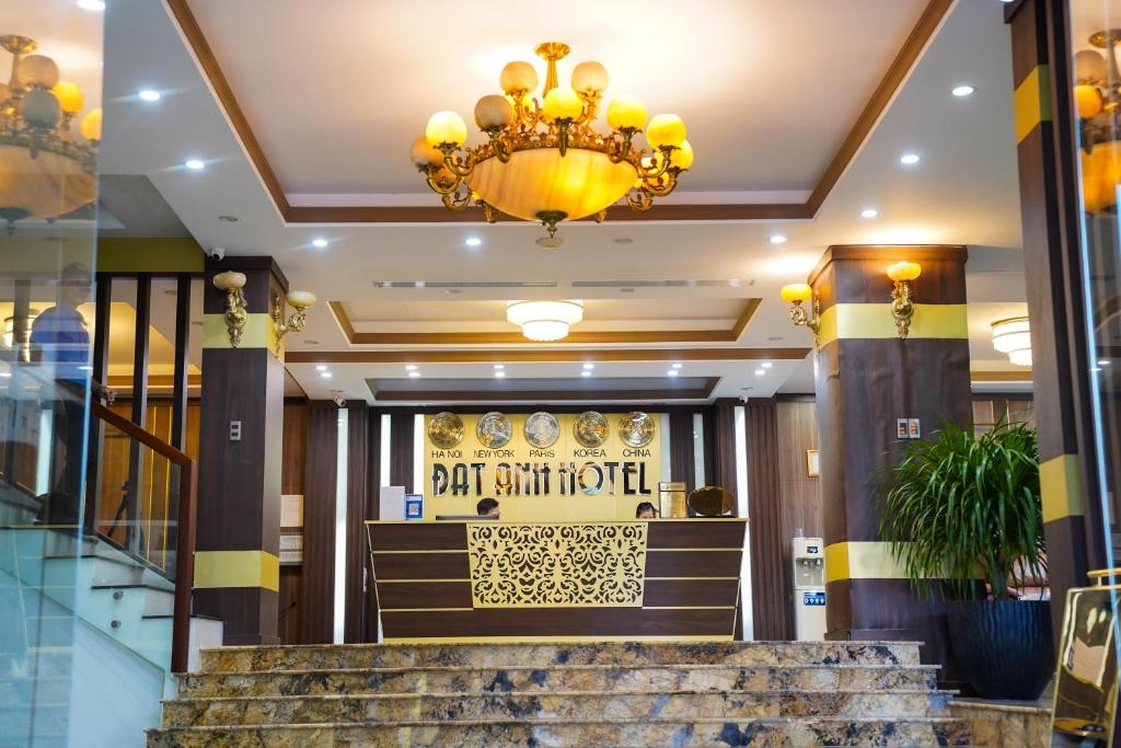フエにあるDat Anh Hotelのシャンデリアと階段のあるロビー