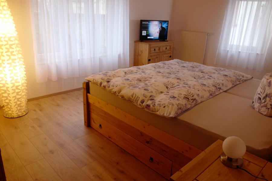 Un pat sau paturi într-o cameră la Ferienwohnung Kirschgarten