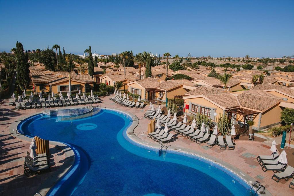 een luchtzicht op een resort met een zwembad bij Maspalomas Resort by Dunas in Maspalomas