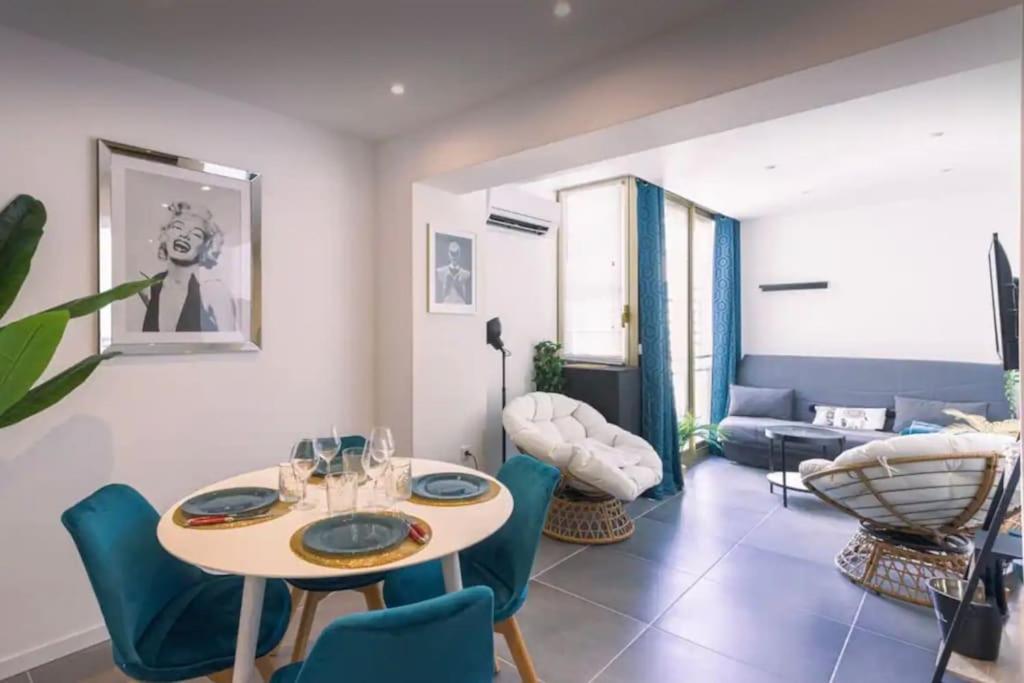 un salon avec une table et des chaises dans l'établissement appartement Carré d’or 2 pas de la croisette, à Cannes