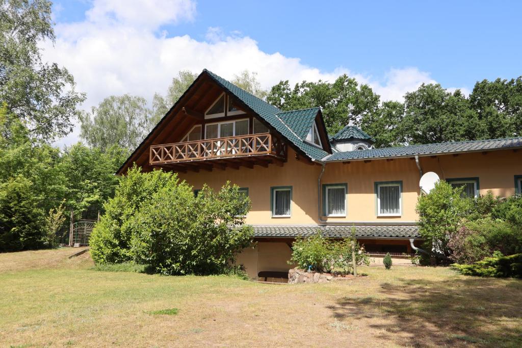 ein altes Haus mit einem Gameradach in der Unterkunft Ferienhaus Star Villa-Pälitzsee in Großzerlang