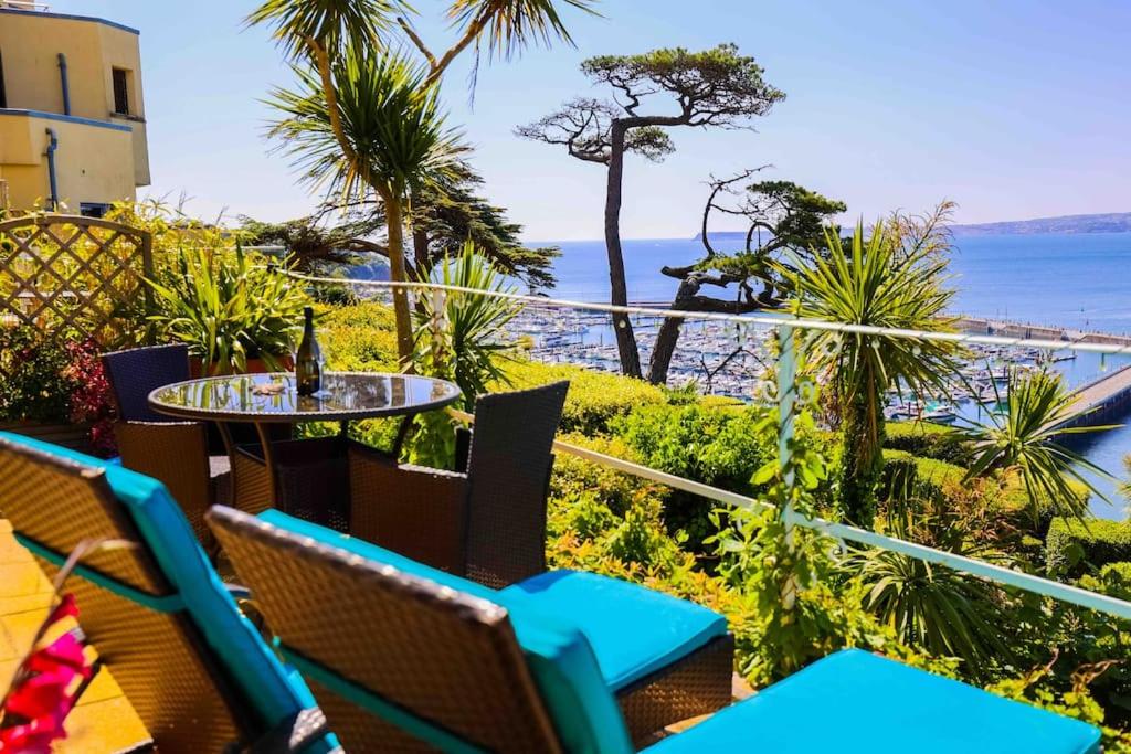 En balkong eller terrasse på Luxury Riviera View Waterside Apartment
