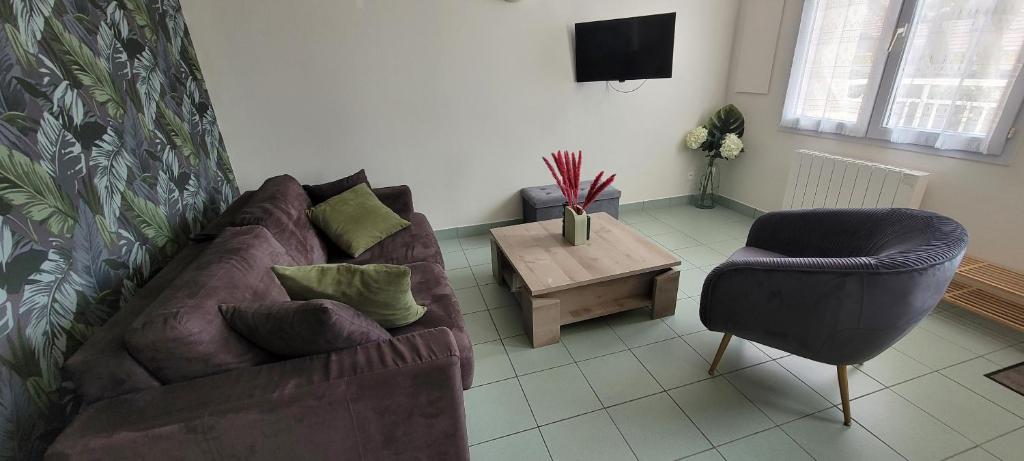 un salon avec un canapé et une chaise dans l'établissement T3 “Hoedic“- 50 m de la plage de Fort Bloqué/Ploemeur, à Ploemeur