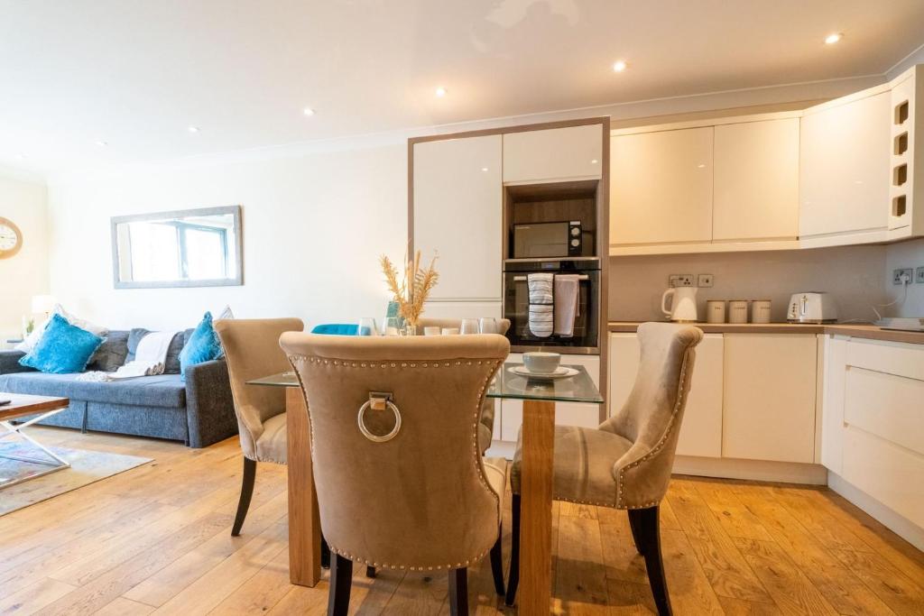 a kitchen and living room with a table and chairs at Vibrant Old City 2BR Apartment - Full Kitchen WiFi in Bristol