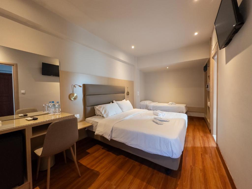 Postel nebo postele na pokoji v ubytování Anemoni Piraeus Hotel