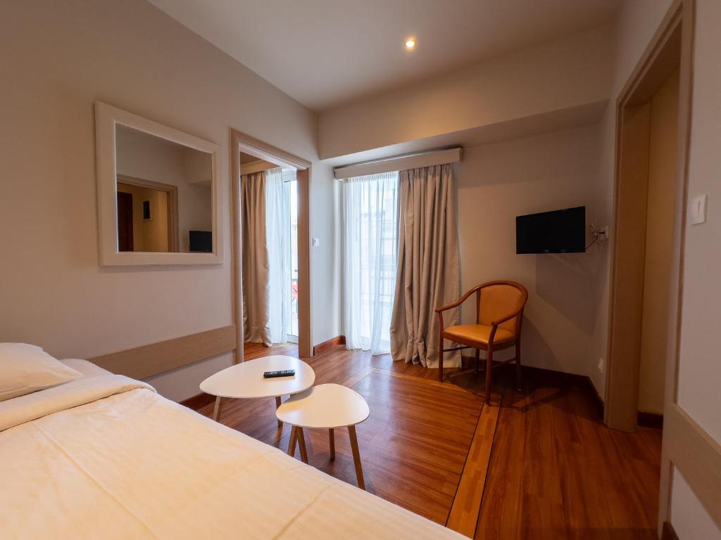 Postel nebo postele na pokoji v ubytování Anemoni Piraeus Hotel
