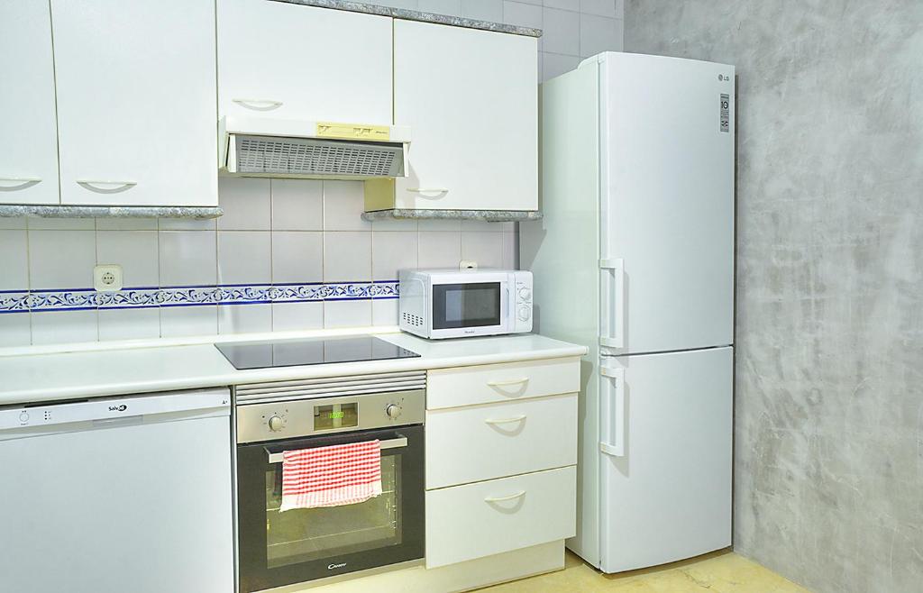 A kitchen or kitchenette at Apartamento Torre de la Plata