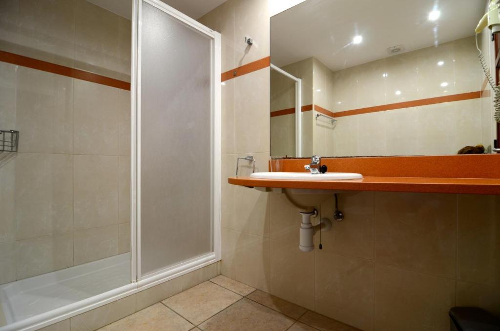A bathroom at Nautic 1-4