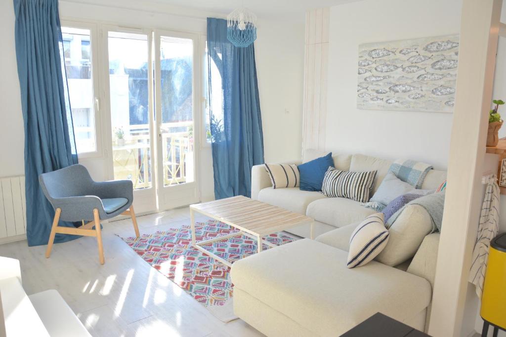 un salon avec un canapé et une table dans l'établissement Grand appartement pour 8 - La Baule-Escoublac, à La Baule