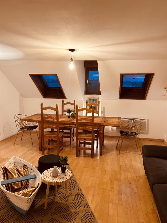 sala de estar con mesa de madera y sillas en LA MARIEFACTURE - Comme un Bateau sur l'Eau en Sarreguemines