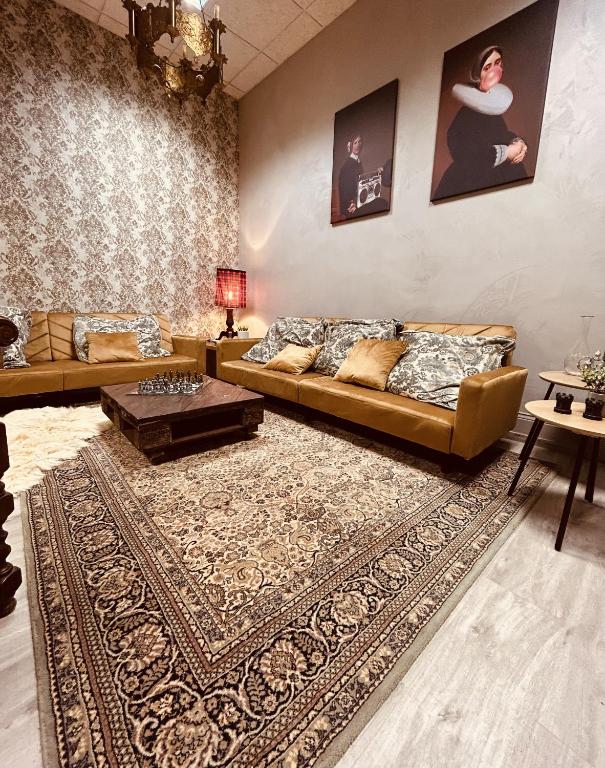 salon z kanapą i dywanem w obiekcie LA MARIEFACTURE - Comme une Forteresse w mieście Neuf-Brisach