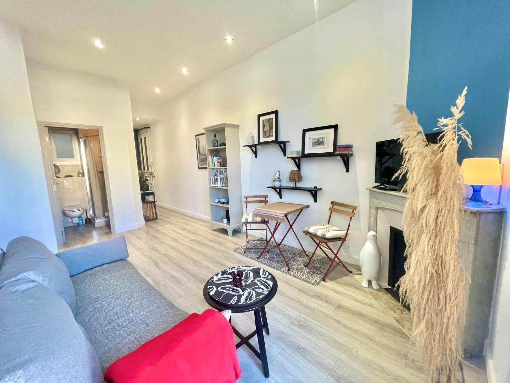 un salon avec un canapé et une cheminée dans l'établissement Casa Valfa à 200m du Palais, by Welcome to Cannes, à Cannes