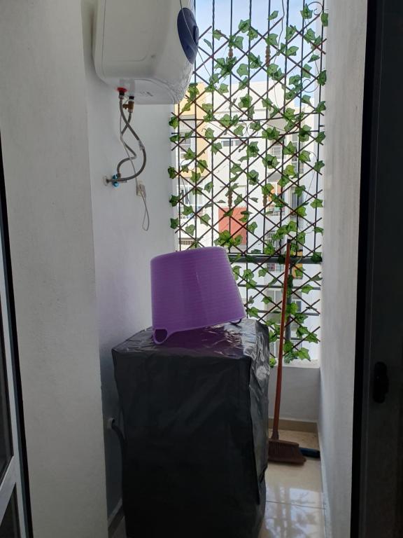 Eine lila Kiste liegt auf einem Tisch. in der Unterkunft Apparemment propre in Tangier
