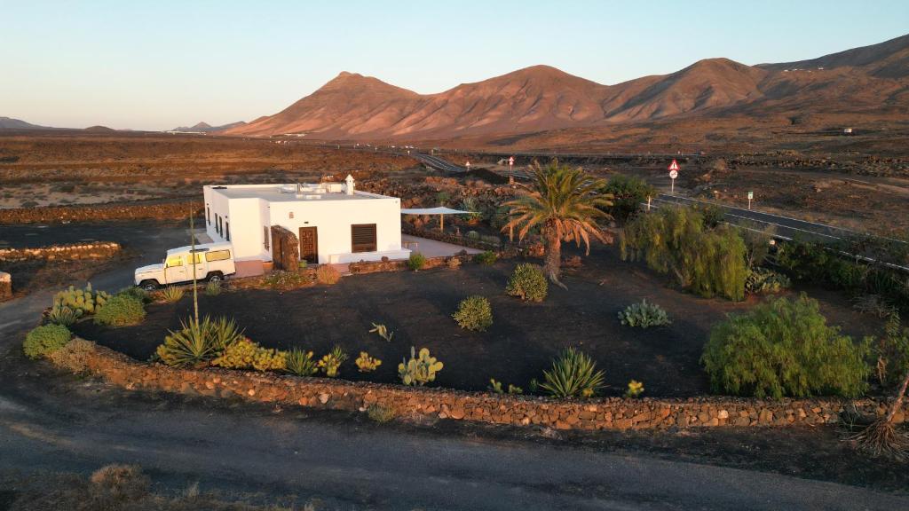 una vista aérea de una casa móvil en el desierto en Casa SAS La Hoya, en Yaiza