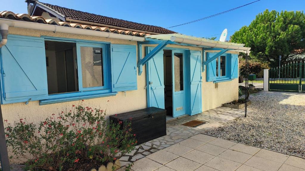 une petite maison bleue avec une porte bleue dans l'établissement La petite maison bleue 2 à 3 personnes, à Andernos-les-Bains