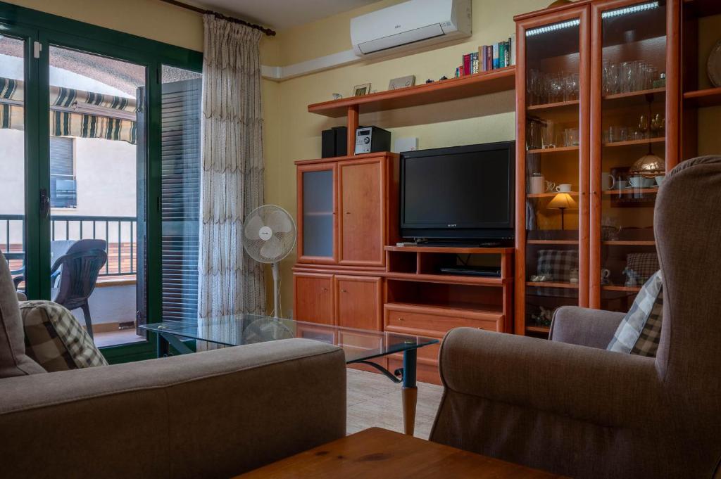 TV a/nebo společenská místnost v ubytování AT044 Cerca de la playa, con piscina y airco