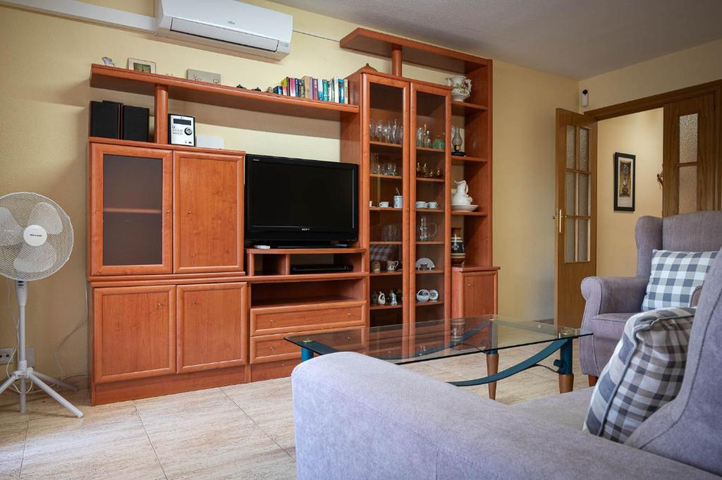 TV a/nebo společenská místnost v ubytování AT044 Cerca de la playa, con piscina y airco