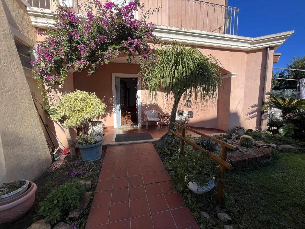 einen Garten mit Blumen und Pflanzen auf einem Haus in der Unterkunft Casa Vacanze Estate Al Mare in Tortolì