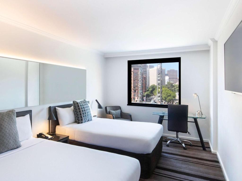 Postel nebo postele na pokoji v ubytování Mercure Sydney