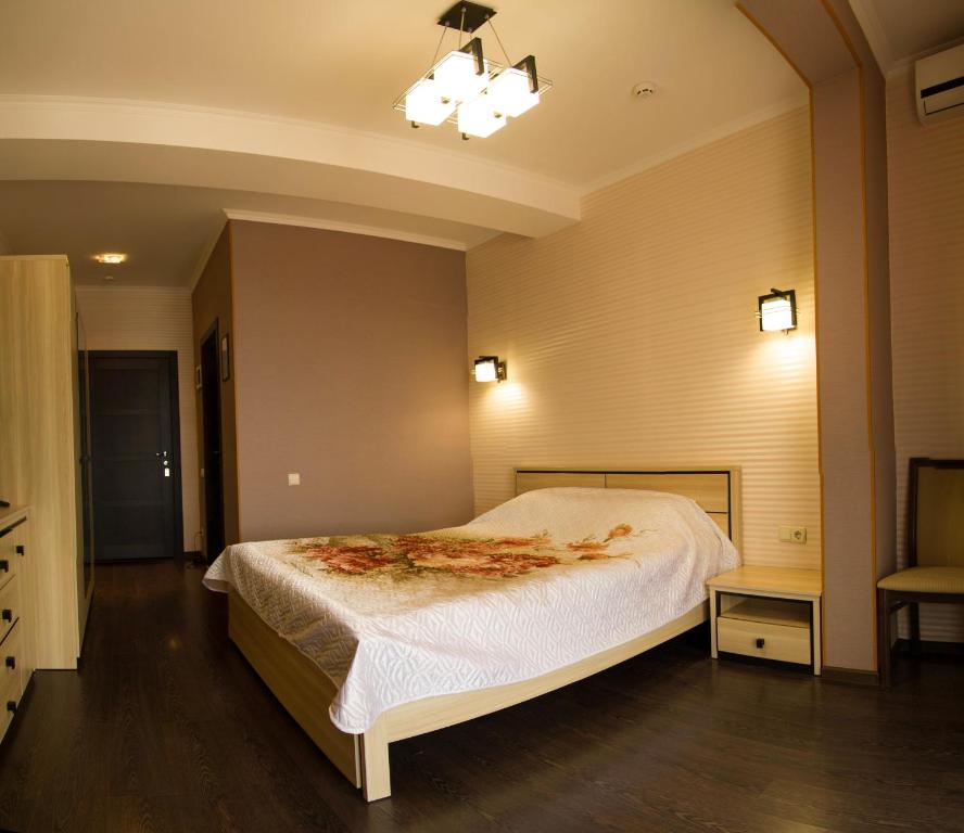Postel nebo postele na pokoji v ubytování Kolyada Hotel