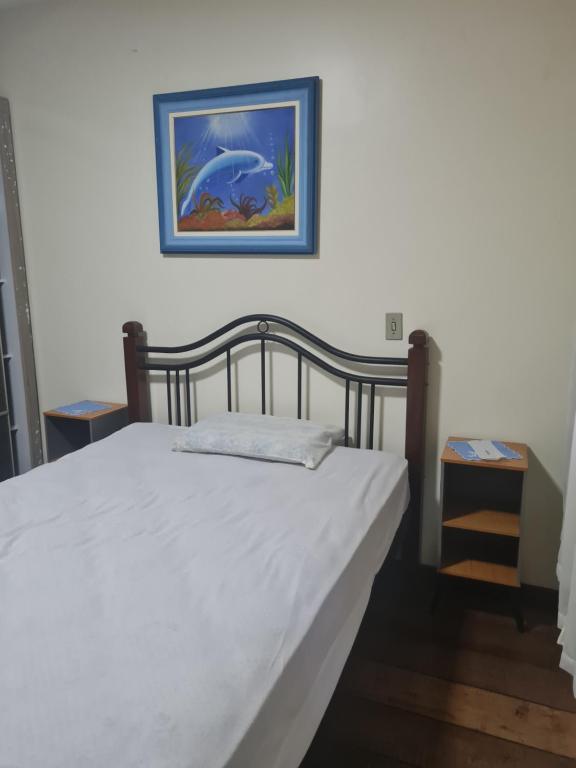 Een bed of bedden in een kamer bij Quarto _ Temporada , Feriados_ Torres RS